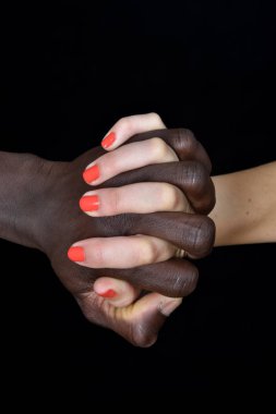 Siyah erkek ve beyaz kadın siyah arka plan üzerine bir el