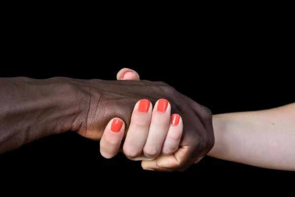 Manos de hombre negro y mujer blanca sobre fondo negro —  Fotos de Stock