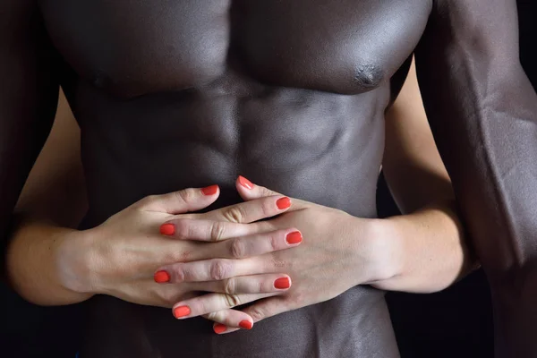 Una donna bianca che abbraccia un uomo nero — Foto Stock