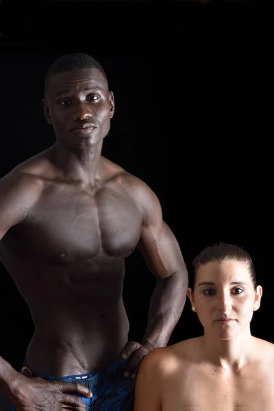 Retrato de um casal misto sobre fundo preto — Fotografia de Stock