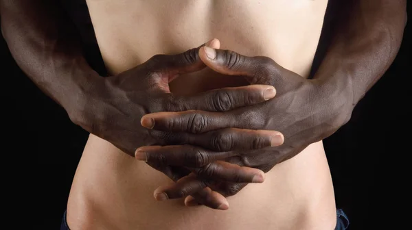 La mano de un hombre acariciando el vientre de una mujer —  Fotos de Stock