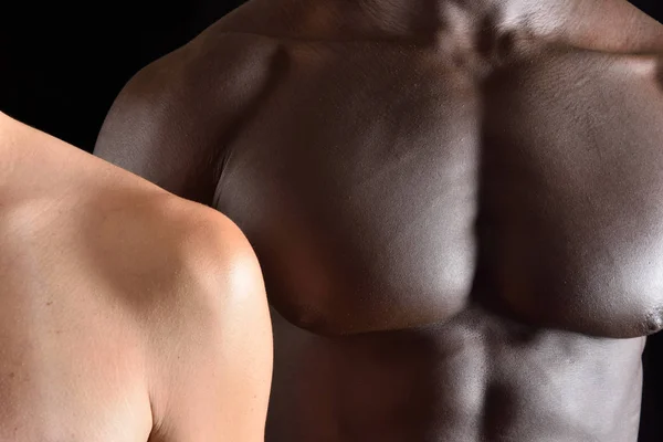 Close up de homem nu uma mulher em preto — Fotografia de Stock