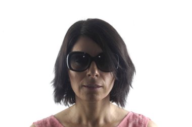 Beyaz üzerine güneş gözlüklü kadın