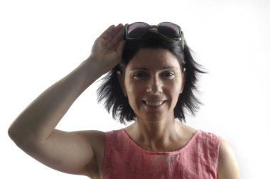 Beyaz üzerine güneş gözlüklü kadın