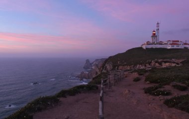 Deniz feneri da Roca, Cascais, Lisba bölgesi, Portekiz alacakaranlıkta