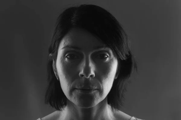 Porträt einer ernsthaften Frau auf grau — Stockfoto