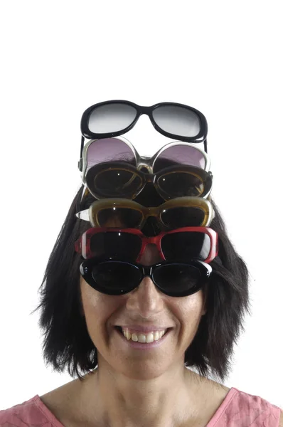 Frau mit Sonnenbrille über weißem Hintergrund — Stockfoto