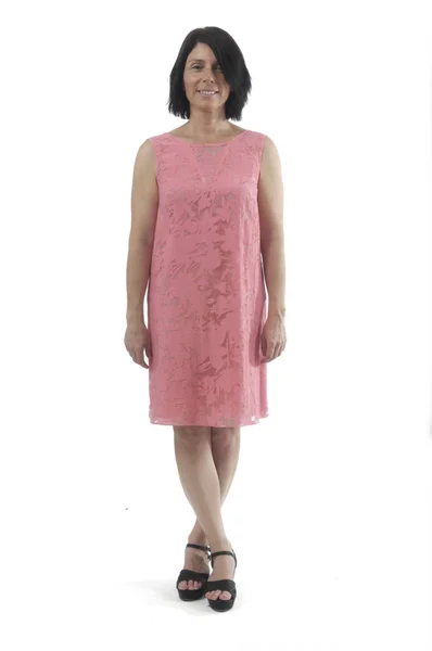 Uma mulher com vestido rosa e fundo branco — Fotografia de Stock
