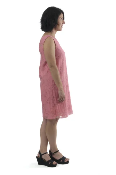 Pembe elbise ve beyaz arka plan ile bir kadın — Stok fotoğraf