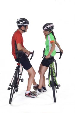 Bisiklet üzerinde beyaz izole çift,