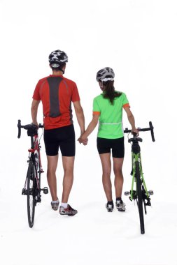 Bisiklet üzerinde beyaz izole çift,