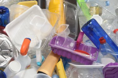 bir kap içinde çeşitli renkli plastik şişe