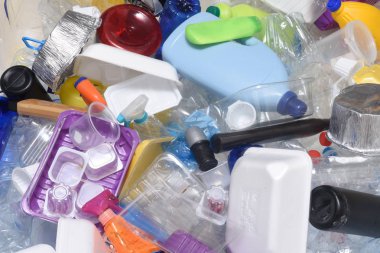 bir kap içinde çeşitli renkli plastik şişe