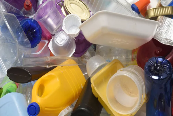 Varias botellas de plástico de colores en un recipiente — Foto de Stock