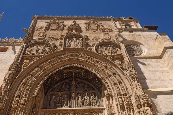 Entrada de la iglesia gótica de Santa Maria la Real, Aranda de — Foto de Stock