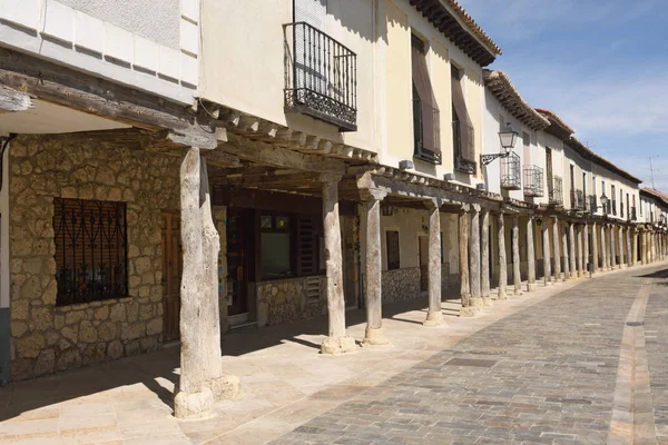 Rua com arcadas em Ampudia, Tierra de Campos, Palenciia prov — Fotografia de Stock