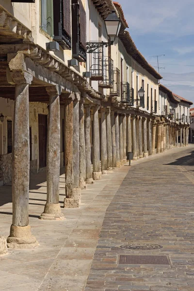 Rua com arcadas em Ampudia, Tierra de Campos, Palenciia prov — Fotografia de Stock