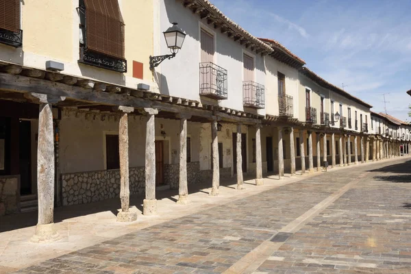 Utca, árkádos Ampudia, Tierra de Campos, Palencia aKözösségbenklinikaivizsgálatokbanrészt — Stock Fotó
