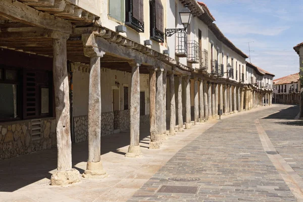 Calle con arcadas en Ampudia, Tierra de Campos, Palenciia prov — Foto de Stock