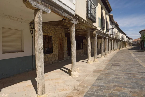 Calle con arcadas en Ampudia, Tierra de Campos, Palenci — Foto de Stock