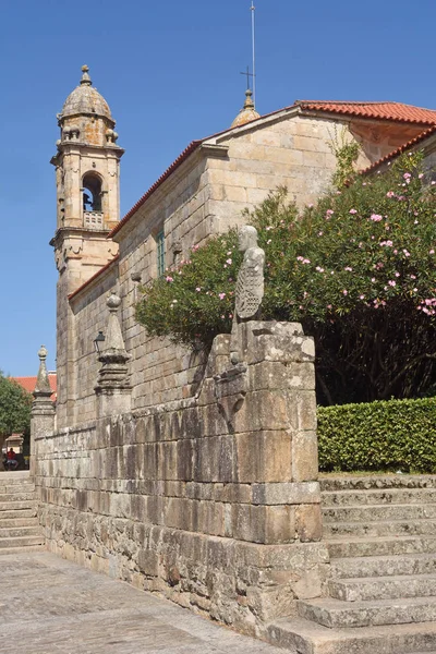 Balboa escultura guardião e Sant Benito igreja, Cambados, Pon — Fotografia de Stock