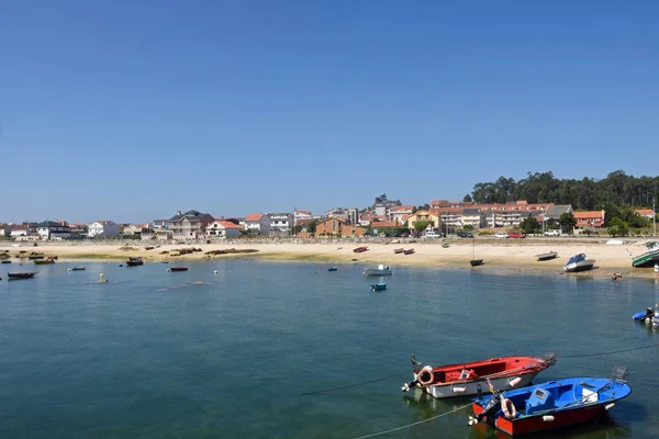 Praia Asapeira stranden och byn, Arousa Island, Galicien, — Stockfoto