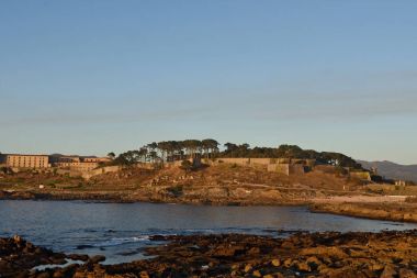 balıkçılık çubuklar üzerinde Aursa Adası önünde Navalpromenade, Pontevedra Eyaleti, Galiçya, İspanya