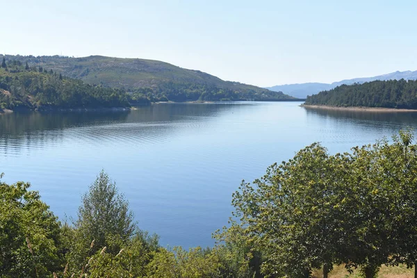 Cañas de pescar en la Isla de Aursa frente al Paseo Naval, provincia de Pontevedra, Galicia, España —  Fotos de Stock