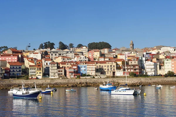 Cañas de pescar en la Isla de Aursa frente al Paseo Naval, provincia de Pontevedra, Galicia, España — Foto de Stock