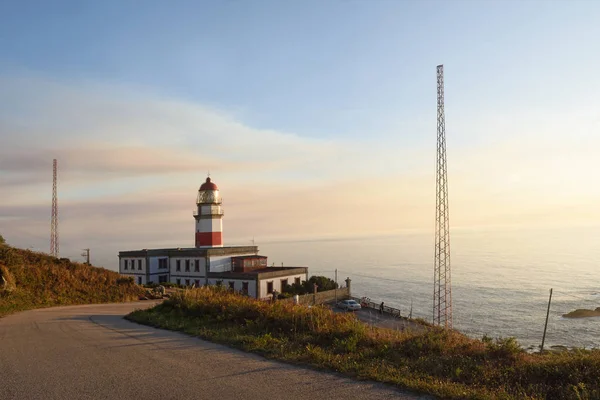 Angelruten auf der Insel Aursa vor der Seepromenade, Provinz Pontevedra, Galicien, Spanien — Stockfoto