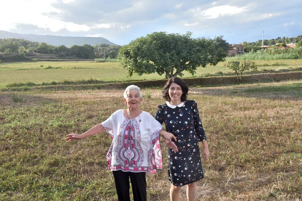 Duas mulheres caminhando um campo , — Fotografia de Stock