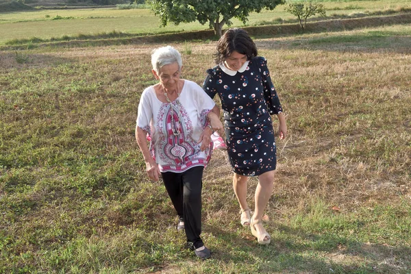 iki kadın bir alan yürüyüş,