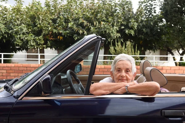 Portret van een senior vrouw met cabriolet — Stockfoto