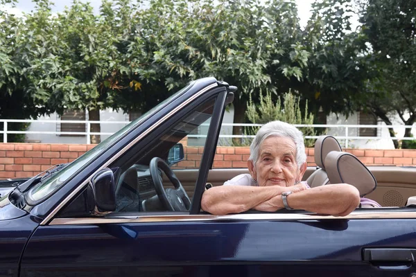 Portret van een senior vrouw met cabriolet — Stockfoto