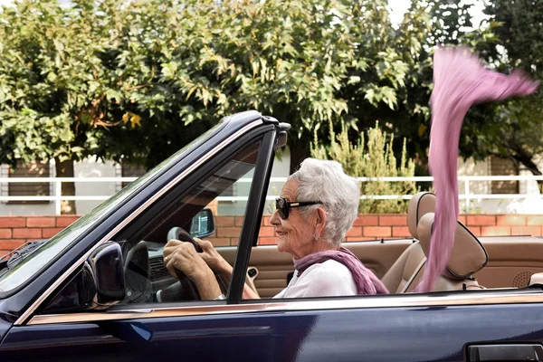 yaşlı kadın bir Cabrio araba sürüş