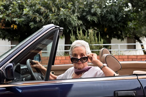 Portret van een senior vrouw met cabriolet — Stockfoto