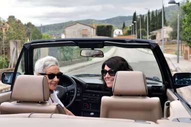 iki mutlu kadın Cabrio araba ile