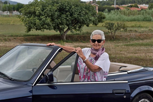 Retrato de una mujer mayor con coche descapotable —  Fotos de Stock