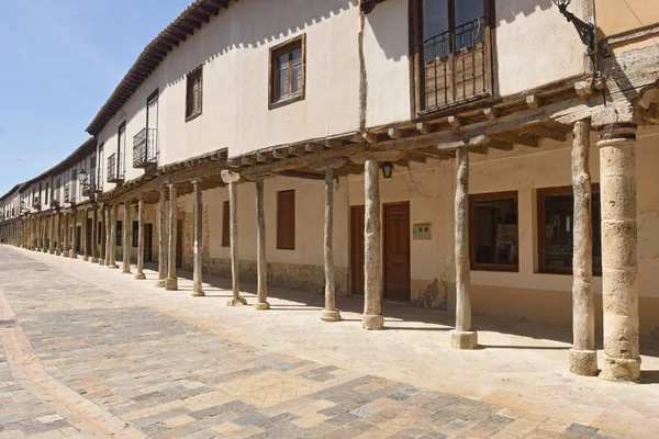 Calle con arcadas en Ampudia, Tierra de Campos, Palenciia prov — Foto de Stock