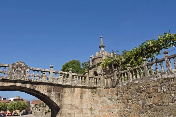 Arch ve köprü ve Fefinhanes Meydanı, Cambados. Pontevedra.Gali