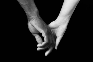 Siyah erkek ve beyaz kadın siyah arka plan üzerine bir el