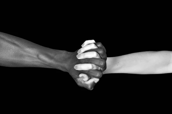 Eine Hand von schwarzem Mann und weißer Frau auf schwarzem Hintergrund — Stockfoto