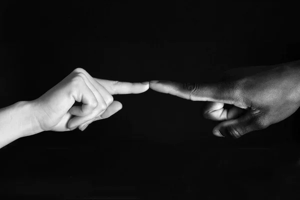 详细的手指非洲和白种人，男人和女人 — 图库照片