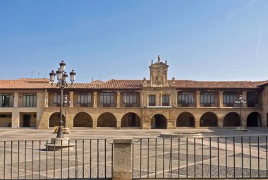 Santo Domingo de la Calzada 'nın ana meydanı, La Rioja, İspanya
