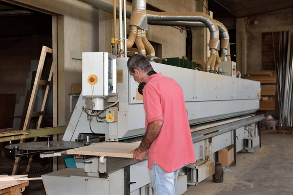 Ein Tischler, der eine Maschine programmiert — Stockfoto