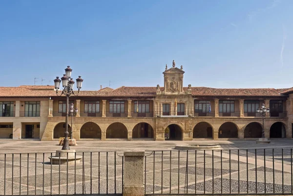 Hoofdplein van Santo Domingo de la Calzada, La Rioja, Spanje — Stockfoto