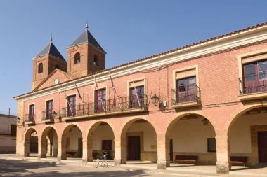 El Salvador kilise ve Belediye Binası Villanueva del Campo, Tierra