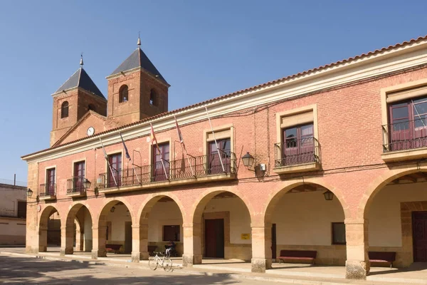 El Salvador kerk en het gemeentehuis in Villanueva del Campo, Tierra — Stockfoto