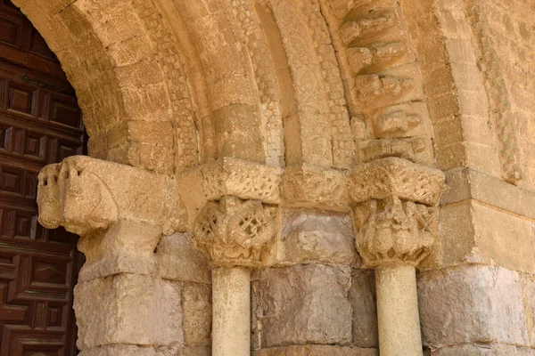 Detail z portikus románský kostel Santa Maria, Carri — Stock fotografie