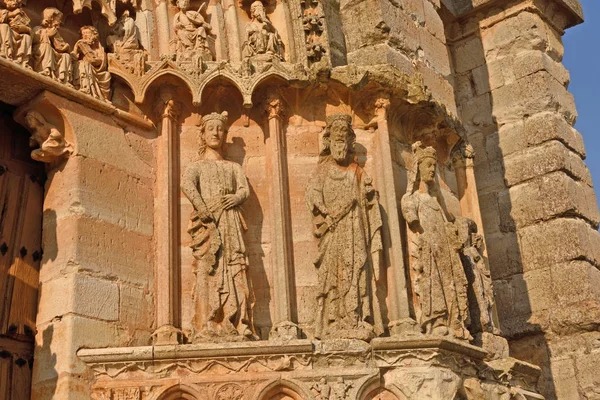 Puerta Isabelina de la iglesia de Santa Maria la Real, Sasamon, España — Foto de Stock